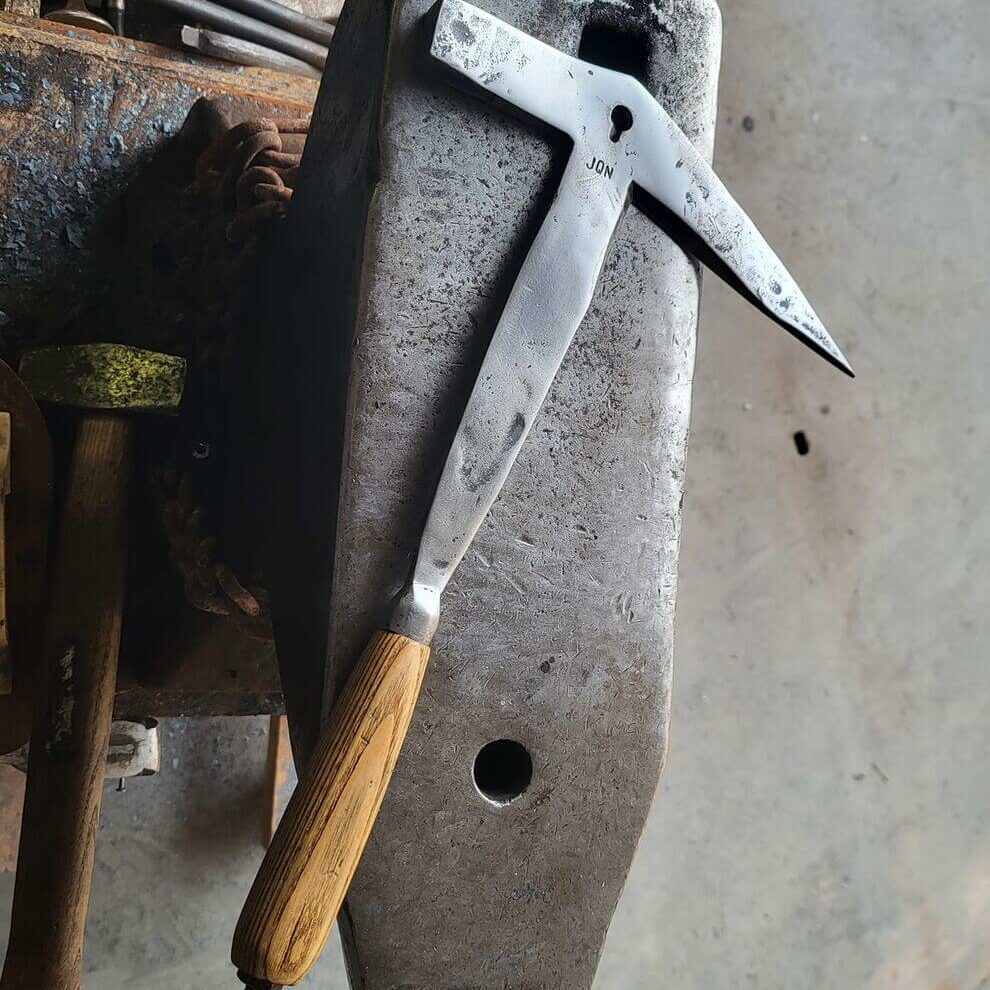 Outil pour couvreur rèalisé avec des techniques ancienne forgé et des aciers spécifique et traitement thermique pour avoir une bonne dureté et longévité et durée dans le temps. Julien Clarenne Forge and wood