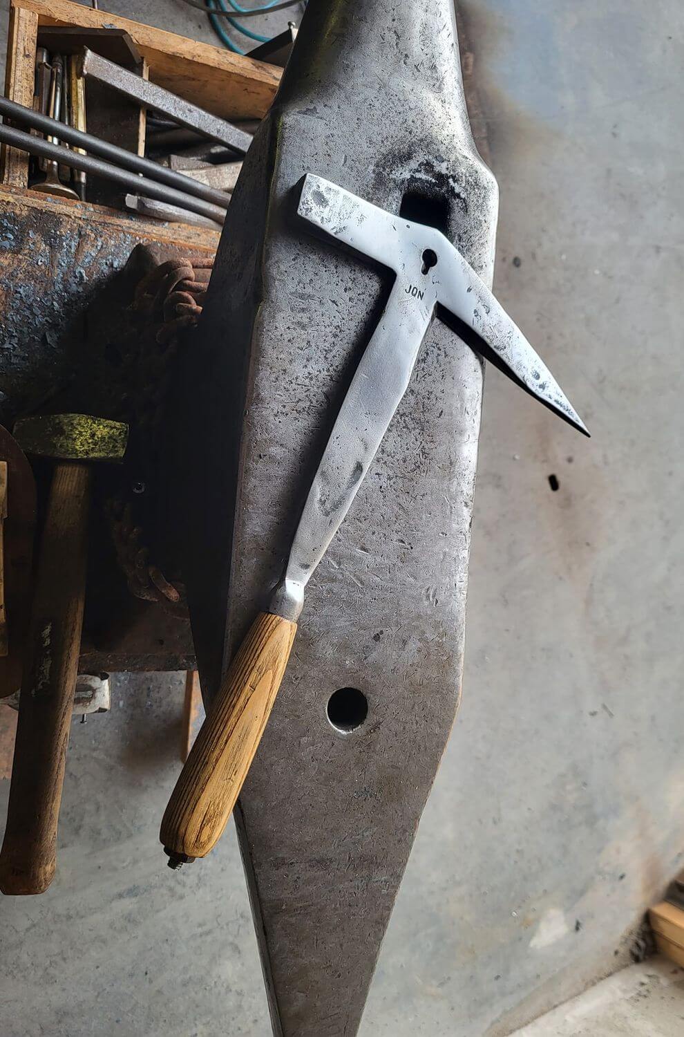 Outil pour couvreur rèalisé avec des techniques ancienne forgé et des aciers spécifique et traitement thermique pour avoir une bonne dureté et longévité et durée dans le temps. Julien Clarenne Forge and wood