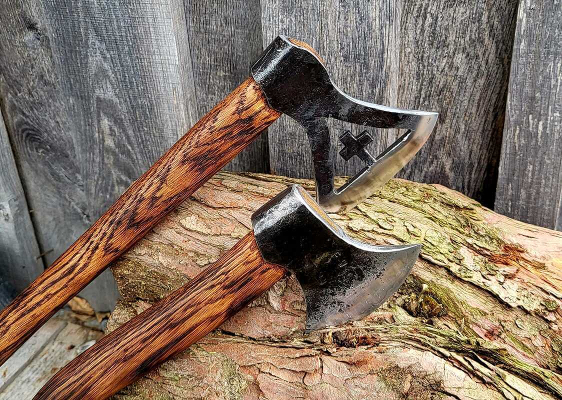 2 petite hachettes Style viking Acier xc75 Assemblage soudure a chaud Trempe sélective Bois Chêne Ardennais La grande est dispo Ou sur mesure tout style en commande. Forge and Wood Julien Clarenne