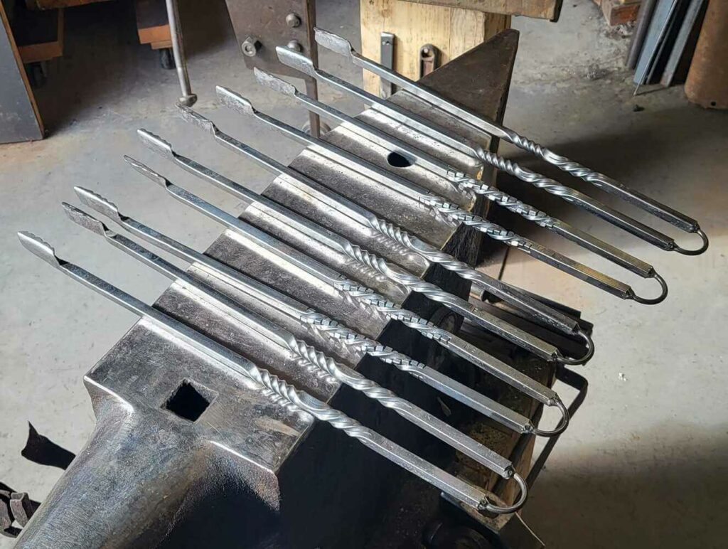Forge and wood pinces à BBQ forgées