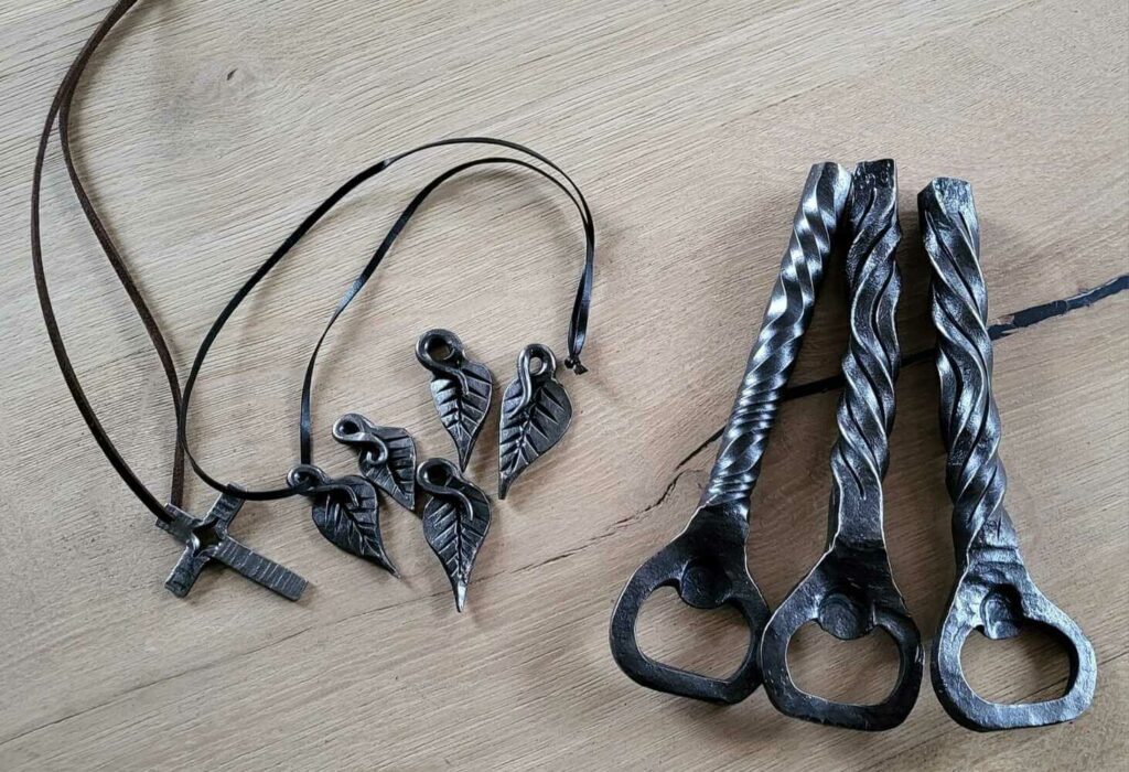 Forge and wood creation en fer bijoux et decapsuleurs