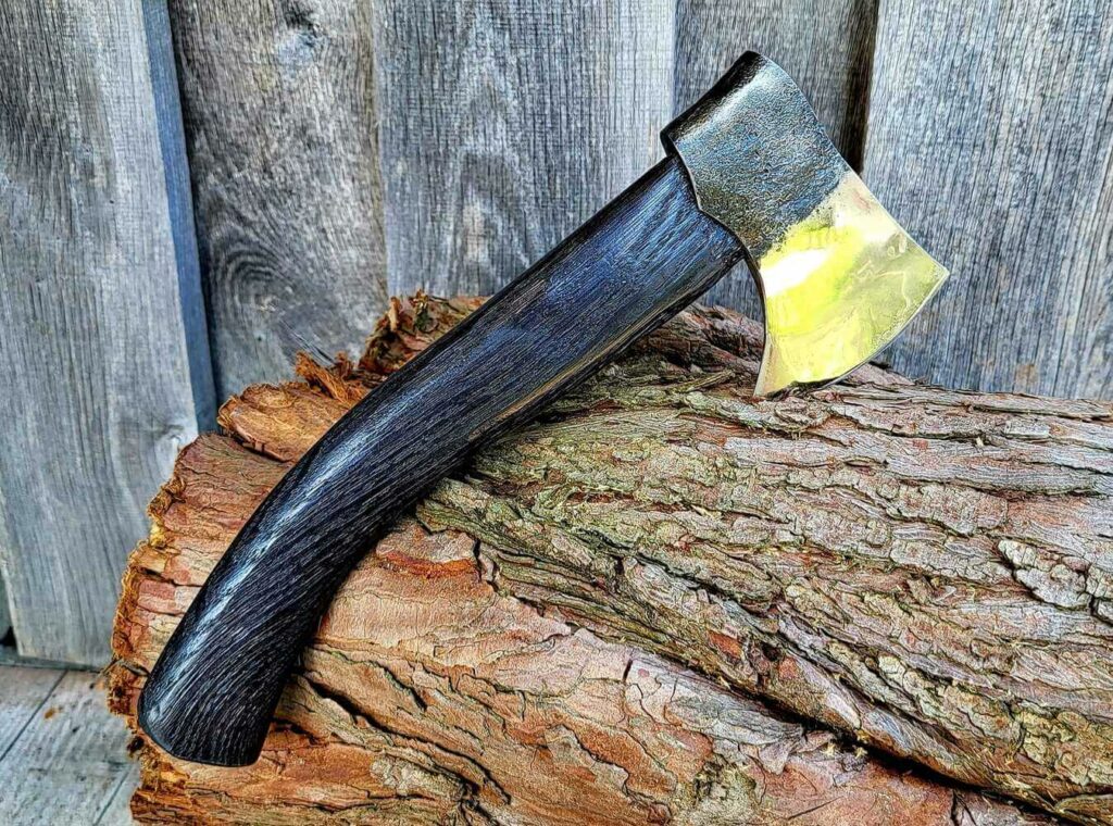 Forge and wood hache