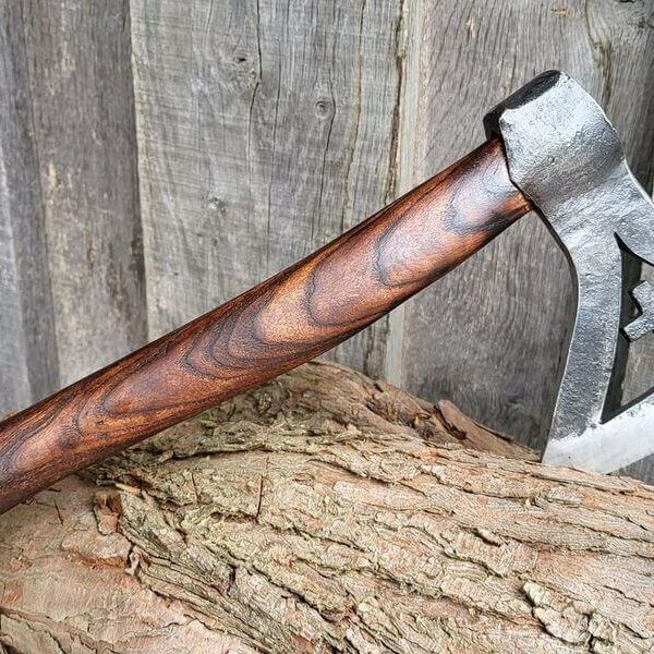 Réalisation d'une commande hachette forgé Style viking Acier xc75 Assemblage soudure a chaud Trempe sélective Bois Frêne vieilli