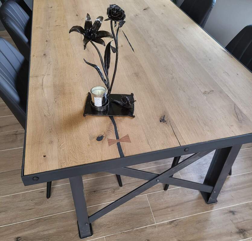 Création table en métal noir mat chêne rustique brossé traitement Vernis PU Toute dimensions et style diffèrent peuvent être réalisé sur mesure suivant choix du client. Forge and Wood