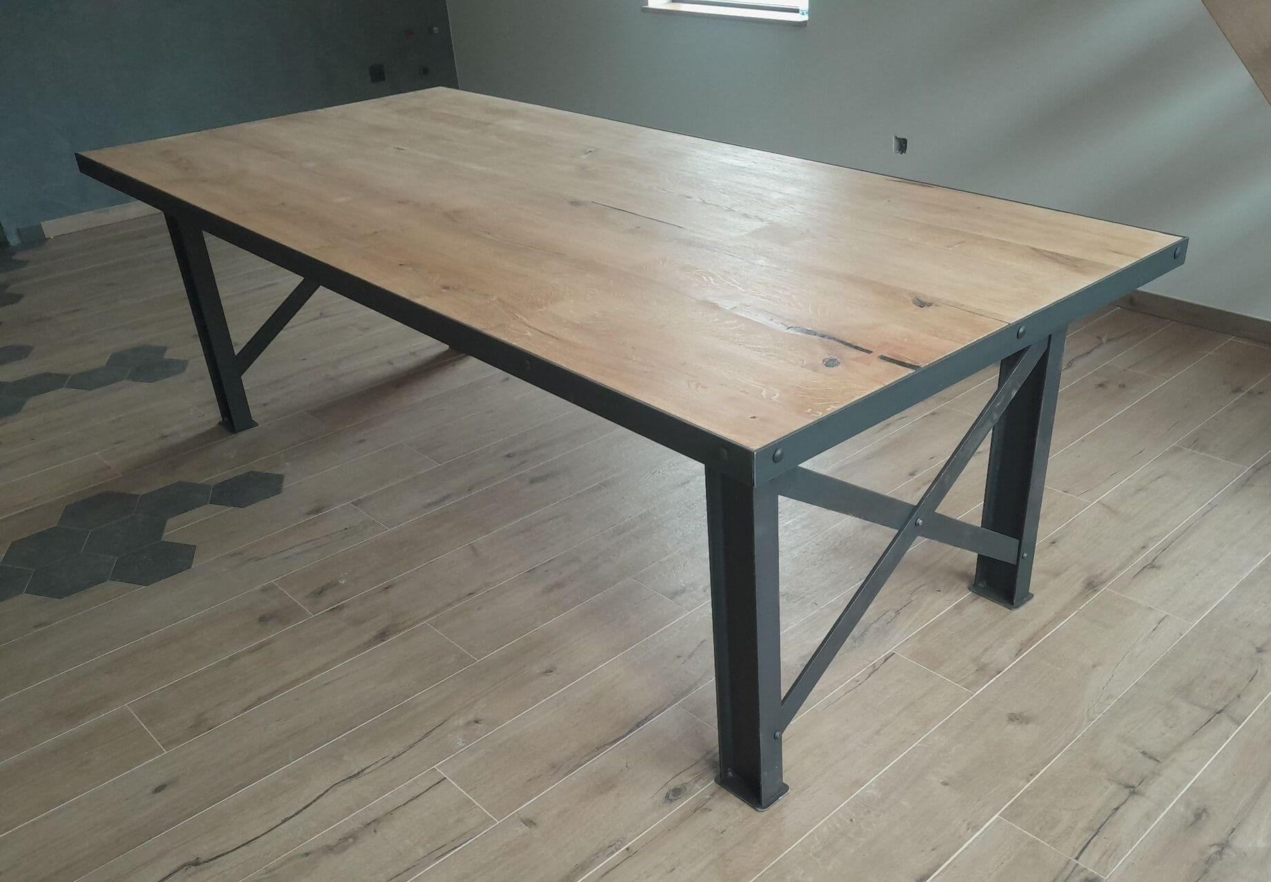 Réalisation table style industriel bois et pieds acier noir mat Forge and Wood Julien Clarenne Sainte Ode