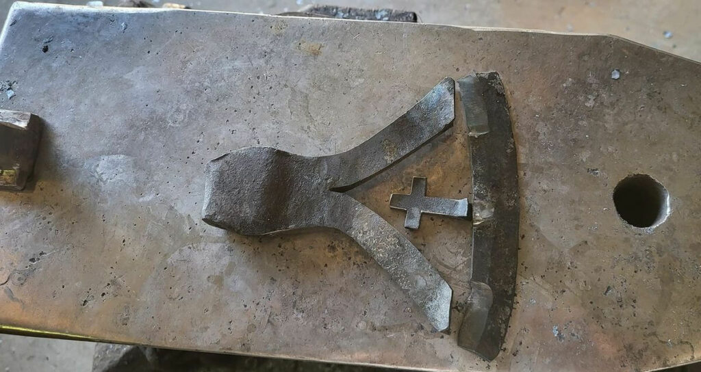 Travail de la forge Julien Clarenne Forge and wood Sainte Ode creation métal croix